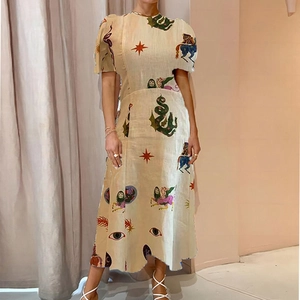 Détail d'une robe maxi beige avec illustrations artistiques de créatures mythiques à la main