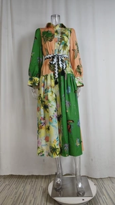 Détail de la robe chemise à imprimé tropical avec motifs de palmiers et ceinture nouée