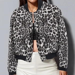 Detalle de chaqueta bomber con estampado de leopardo y puños acanalados con botones