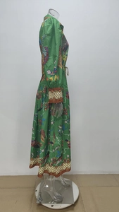 Détail de la robe plissée verte à fleurs avec cordon de serrage et manches lanterne