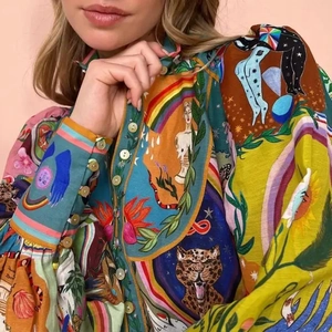 Dettaglio della camicia stampata vintage con motivi artistici fatti a mano e bottoni in conchiglia