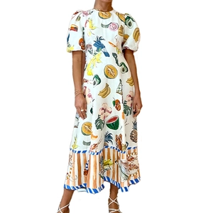Robe midi blanche élégante avec imprimé fruits tropicaux et manches bouffantes