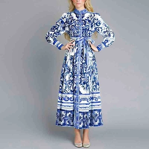 Détail de robe à imprimé floral bleu avec manches bouffantes et ceinture nouée à la taille