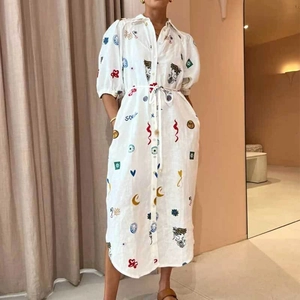Robe chemise blanche avec imprimés artistiques colorés, taille à cordon et col à revers