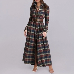 Détail d'une robe écossaise à manches longues avec col boutonné et ceinture en cuir marron