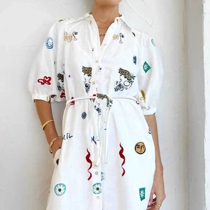 Robe boutonnée blanche à imprimé artistique avec ceinture à nouer à la taille