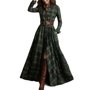 Élégante robe longue à carreaux verts avec manches longues et ceinture en cuir marron