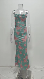 Detalle del elegante cuello drapeado y los tirantes finos en un vestido ajustado floral