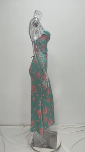 Detalle de vestido largo con estampado floral, cordones laterales y tela azul tiffany