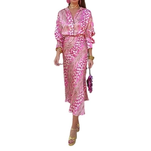 Elegantes langes Hemdkleid mit Blumendruck, hoher Taille und luxuriösem Goldmuster in Rosa