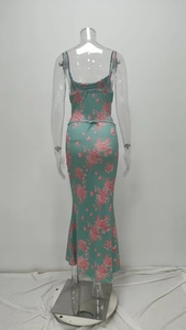 Detalle del vestido floral sin espalda con cordón ajustable y silueta de corte entallado
