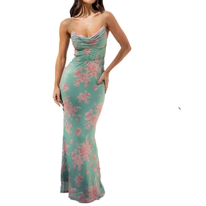 Detalle de vestido largo con estampado floral, escote fluido drapeado y tirantes finos