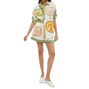 Completo due pezzi alla moda con stampa mediterranea, camicia corta e pantaloncini abbinati