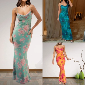 Detalle de vestidos largos con estampado floral, escote fluido y tirantes finos