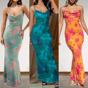 Detalle de elegantes estampados florales y cuello desbocado en vestidos ajustados