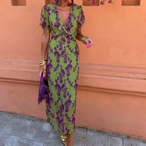 Floral print V-neck dress with short puff sleeves and pleated slim fit in green