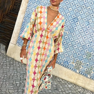 Elegante abito lungo con stampa geometrica, scollo a V, maniche a lanterna e tessuto plissettato