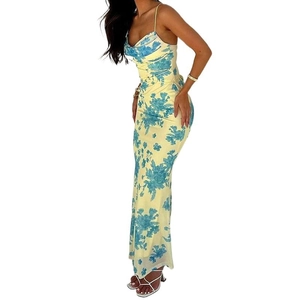 Vestido largo ajustado amarillo claro con flores azules y elegante cuello desbocado