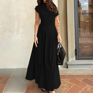 Robe longue noire élégante à taille haute, col montant et jupe plissée moderne