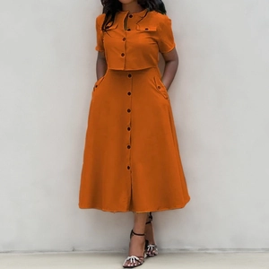 Elegantes zweiteiliges Set aus orangefarbenem Kurzarm-Oberteil und A-Linien-Rock