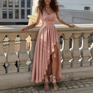 Robe de soirée asymétrique rose poudré avec épaule dénudée et taille plissée élégante