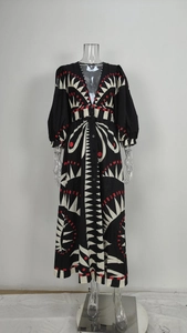 Détails de la robe imprimée à col en V avec manches bouffantes et motifs géo