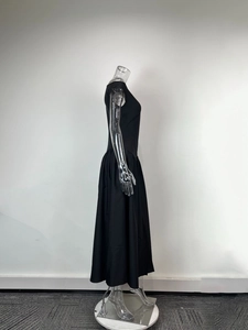 Vue latérale d'une robe noire sans manches à taille haute avec une jupe évasée