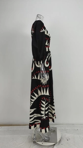Vue détaillée de l'imprimé géométrique abstrait noir et blanc sur robe maxi à col V