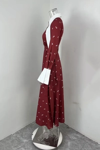 Détail de la robe fleurie bordeaux avec col pointu blanc et poignets contrastés