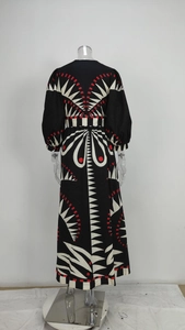 Détail de la vue arrière d'une robe à manches longues avec motifs géométriques et manches lanterne