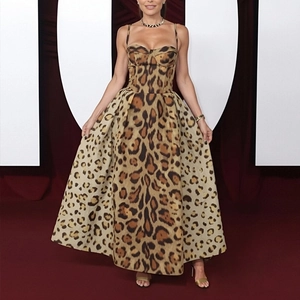 Abito lungo sexy con stampa leopardata, schiena scoperta, vita stretta e silhouette elegante