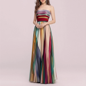 Robe longue bustier sexy avec rayures plissées colorées et silhouette trapèze taille haute