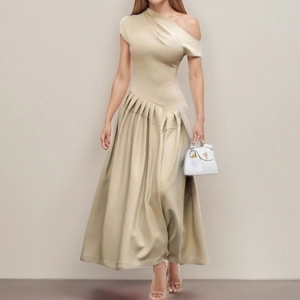 Robe longue élégante en satin champagne à une épaule avec taille plissée et fluide