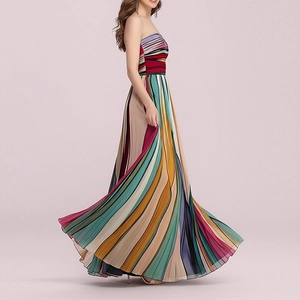 Robe longue bustier élégante avec rayures plissées colorées et silhouette fluide à ourlet large