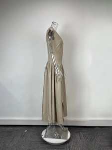 Détail d'une élégante robe longue sans manches kaki avec taille haute et fente latérale