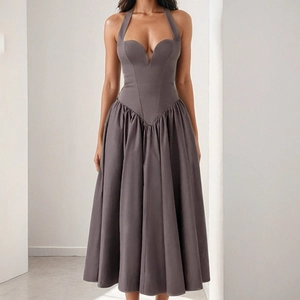 Robe licou marron foncé élégante avec décolleté en V profond et jupe plissée évasée