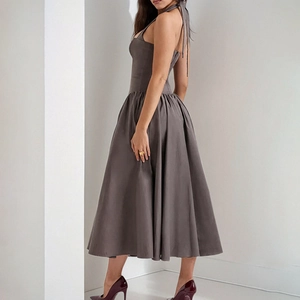 Robe midi dos nu élégante en gris-brun avec taille haute et jupe plissée évasée