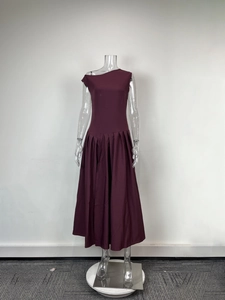 Détail de l'encolure asymétrique et des plis sur une robe mi-longue sans manches violette