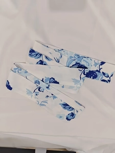 Détail de la ceinture en tissu à fleurs avec motifs élégants bleu et blanc