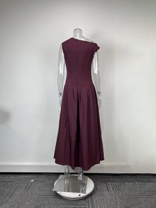 Vue arrière d'une élégante robe bordeaux à encolure asymétrique et jupe plissée chic