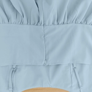Détail de la fermeture éclair invisible et bretelles de la robe longue bleu clair