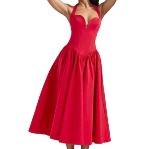 Robe licou rouge élégante avec décolleté en V profond et jupe longue en satin fluide