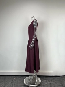 Vue détaillée de la robe plissée élégante sans manches à taille haute en violet foncé