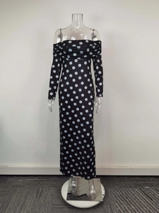 Detail des schulterfreien Ausschnitts mit Faltenrändern an einem Vintage-Polka-Dot-Maxikleid