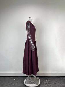 Détail de profil d'une robe sans manches violet foncé élégante avec taille haute plissée