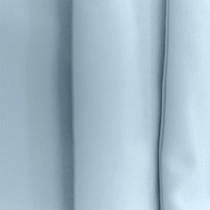 Gros plan sur la texture du tissu bleu clair avec tissage vertical élégant et éclat satiné