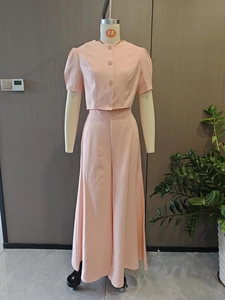 Détail d'un ensemble rose deux pièces avec crop top à manches bouffantes et pantalon large