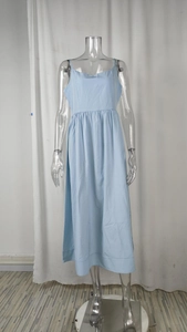 Détail de la robe midi bleu ciel avec fines bretelles et taille plissée fluide
