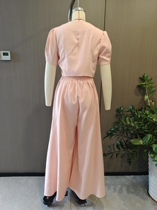 Vue arrière d'un ensemble top court rose et pantalon large taille haute sur mannequin