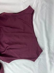 Gros plan détaillé des coutures d'une robe élégante rouge foncé à taille haute